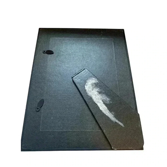 Source unknown, attractive wood and plastic photo frame  5 x 7 - Picture 3 of 3